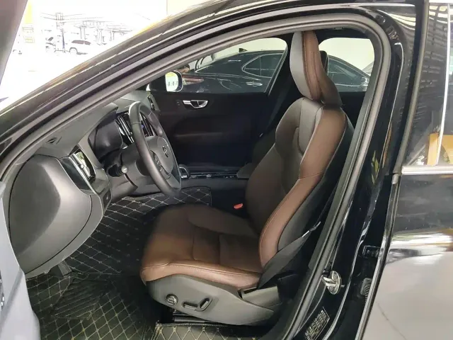Volvo XC60 — Фото автомобиля 2