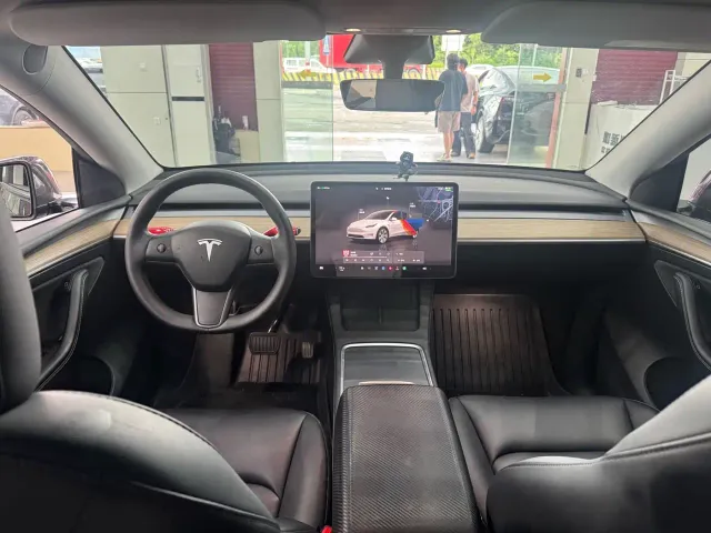 Tesla Model Y — Фото автомобиля 13
