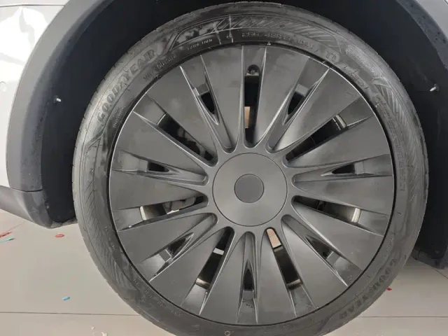 Tesla Model Y — Фото автомобиля 8