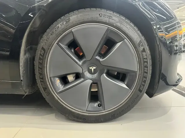 Tesla Model 3 — Фото автомобиля 13