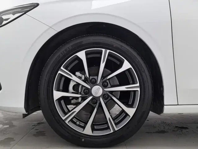 Geely Emgrand — Фото автомобиля 17