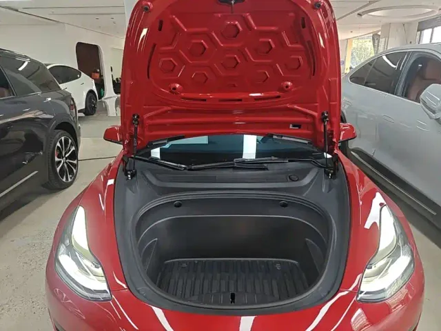 Tesla Model 3 — Фото автомобиля 19