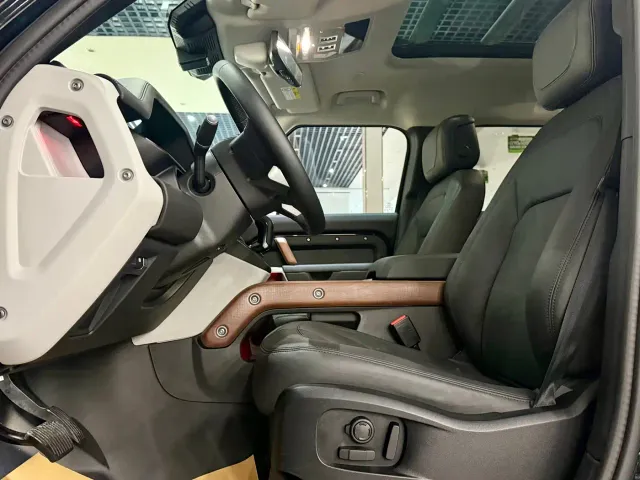 Land Rover Defender — Фото автомобиля 12