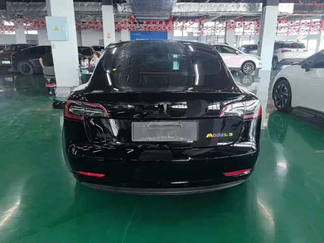 Tesla Model 3 — Фото автомобиля 5