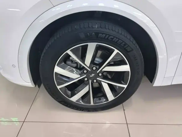Li Auto L7 — Фото автомобиля 6