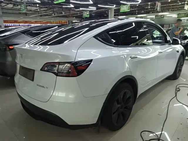 Tesla Model Y — Фото автомобиля 6