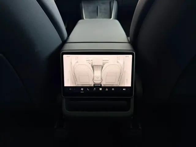Tesla Model Y — Фото автомобиля 9