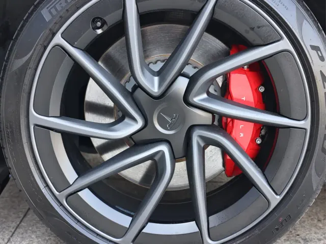 Tesla Model 3 — Фото автомобиля 9