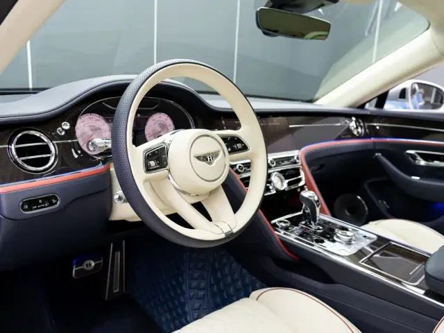 Bentley Flying Spur — Фото автомобиля 12