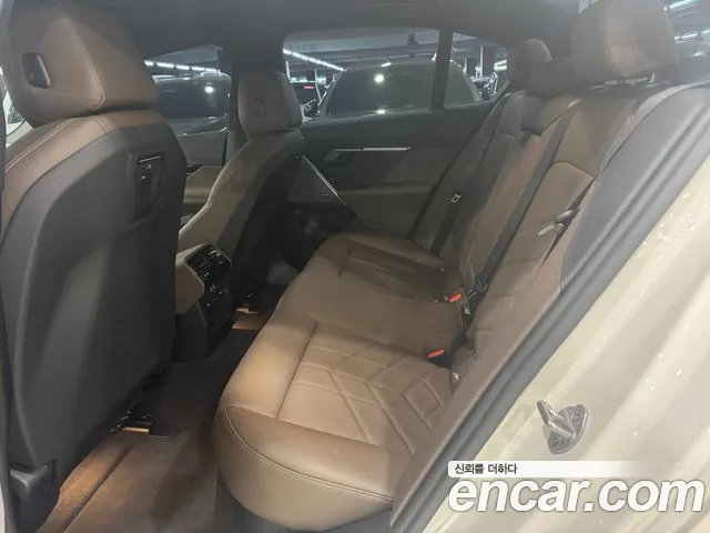 BMW 5 Series G60 — Фото автомобиля 10
