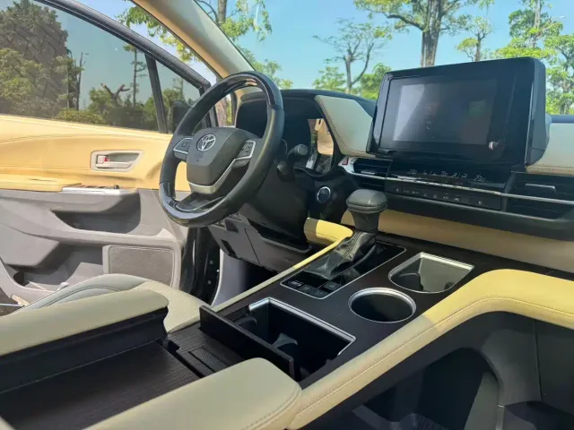 Toyota Sienna — Фото автомобиля 6