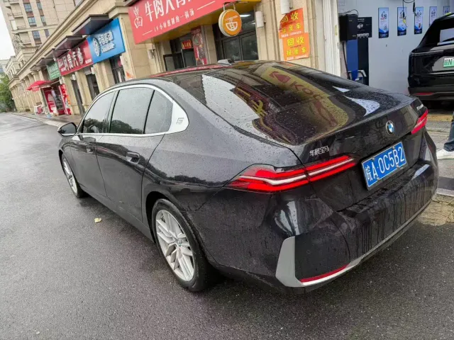 BMW 5 Series — Фото автомобиля 5