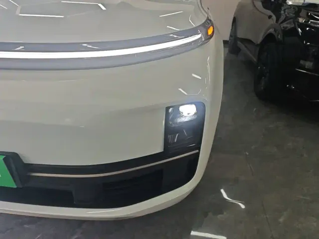Li Auto L9 — Фото автомобиля 23