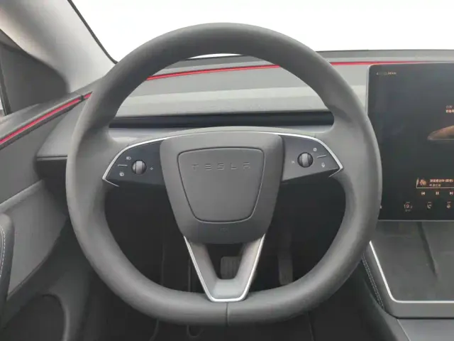 Tesla Model Y — Фото автомобиля 15
