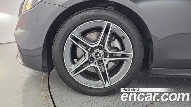 Mercedes-Benz E-Class — Фото автомобиля 5