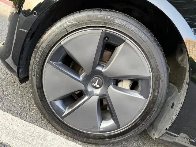 Tesla Model 3 — Фото автомобиля 17