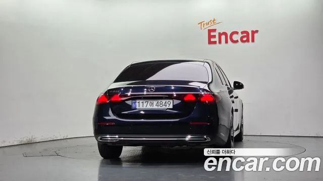Mercedes-Benz E-Class — Фото автомобиля 4
