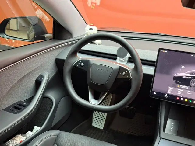 Tesla Model 3 — Фото автомобиля 8
