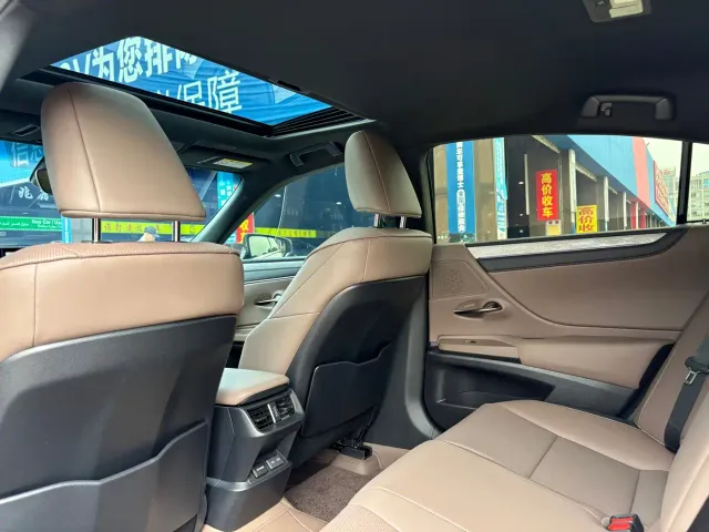 Lexus ES — Фото автомобиля 13