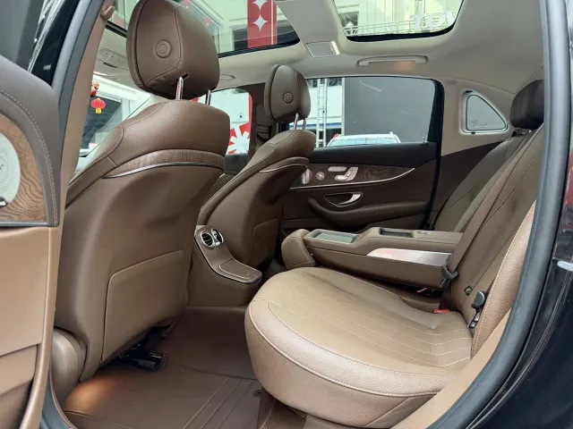Mercedes-Benz E-Class — Фото автомобиля 12
