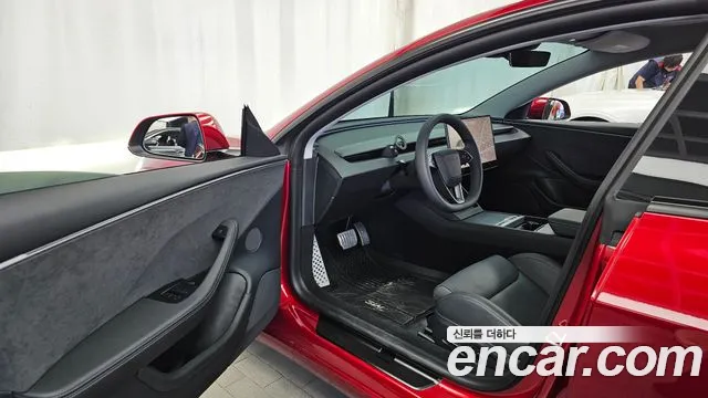 Tesla Model 3 — Фото автомобиля 15