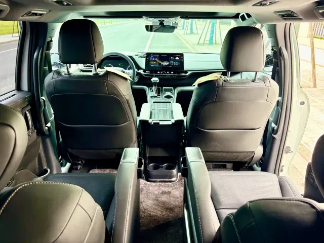 Toyota Sienna — Фото автомобиля 9