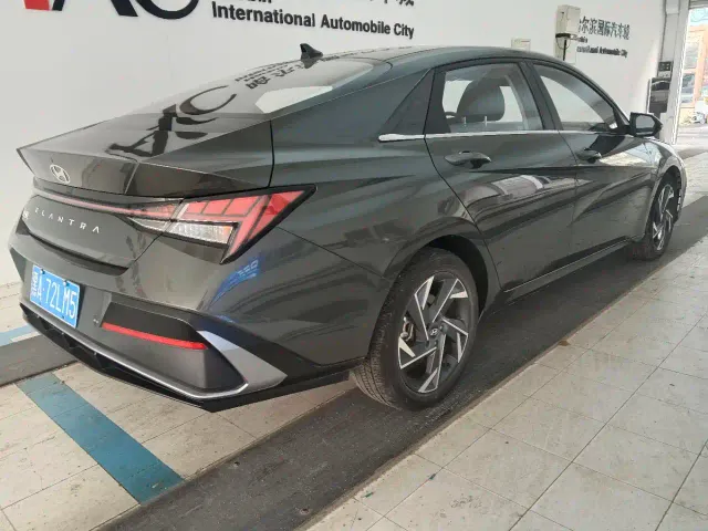 Hyundai Elantra — Фото автомобиля 3