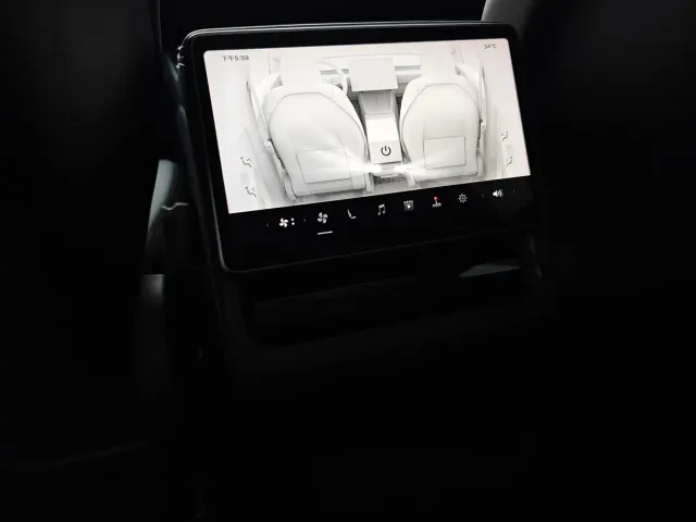 Tesla Model Y — Фото автомобиля 12