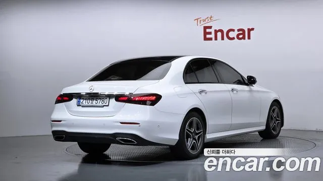 Mercedes-Benz E-Class — Фото автомобиля 2