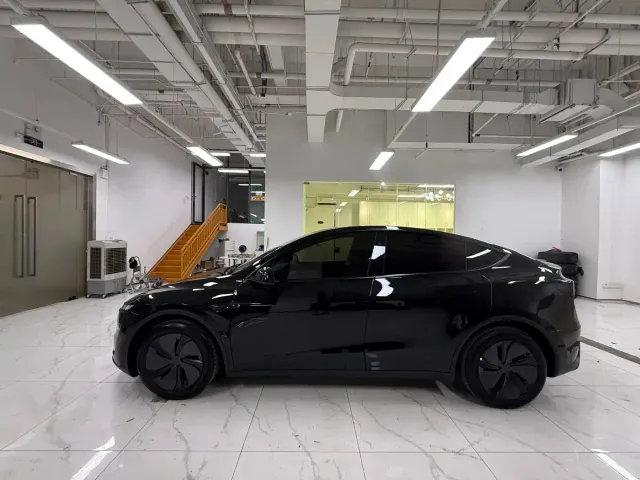 Tesla Model Y — Фото автомобиля 3