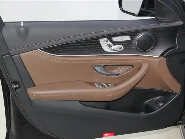 Mercedes-Benz E-Class — Фото автомобиля 17