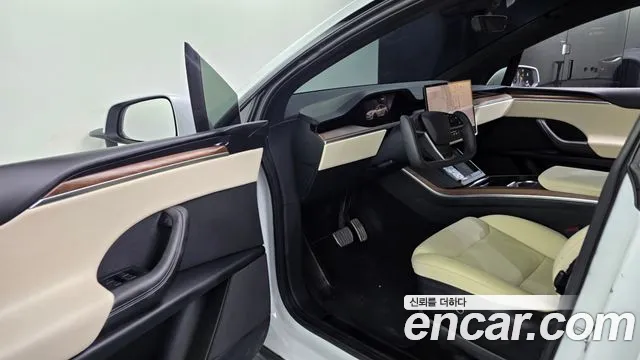 Tesla Model X — Фото автомобиля 10