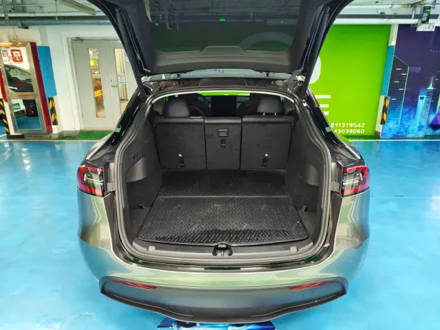 Tesla Model Y — Фото автомобиля 18