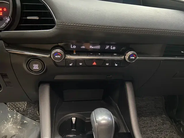 Mazda Axela — Фото автомобиля 16