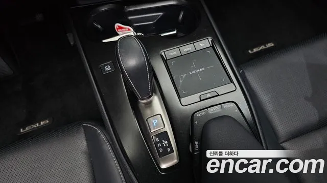 Lexus UX300e — Фото автомобиля 12