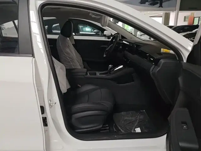 Roewe i5 — Фото автомобиля 24