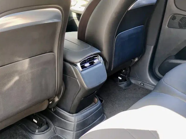 Mercedes-Benz EQE SUV — Фото автомобиля 9