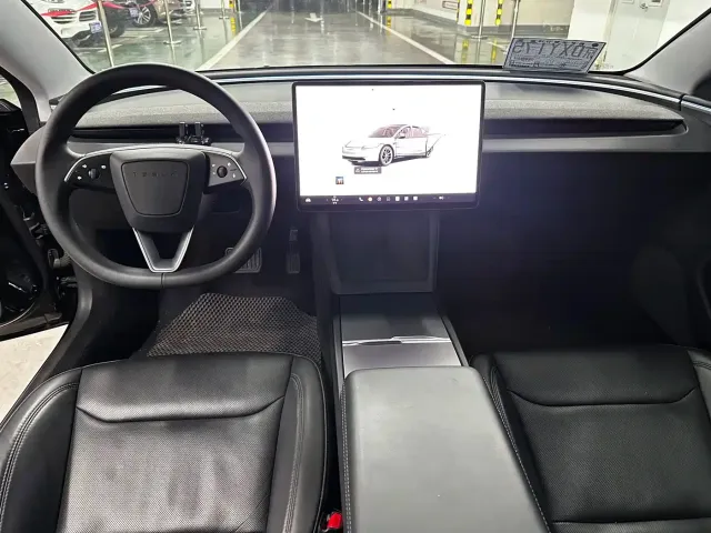 Tesla Model 3 — Фото автомобиля 10