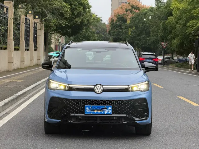Volkswagen Tiguan L — Фото автомобиля 2