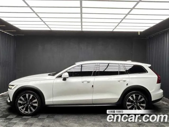 Вольво V60 V60 Cross Country 2 поколение B5 Ultimate AWD — Фото автомобиля 3