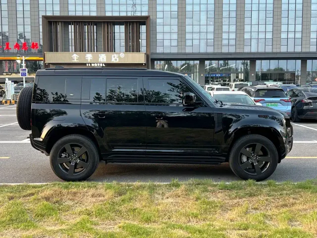 Land Rover Defender — Фото автомобиля 12