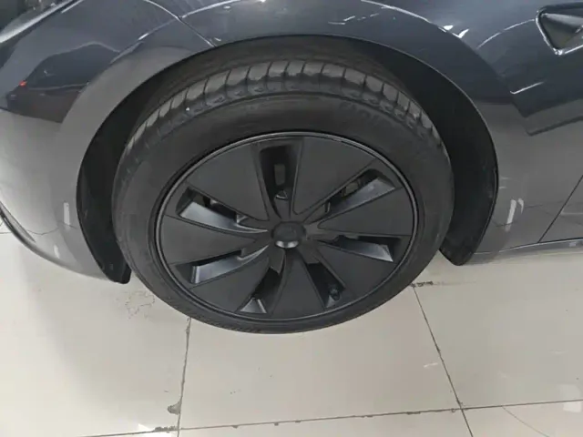 Tesla Model 3 — Фото автомобиля 22