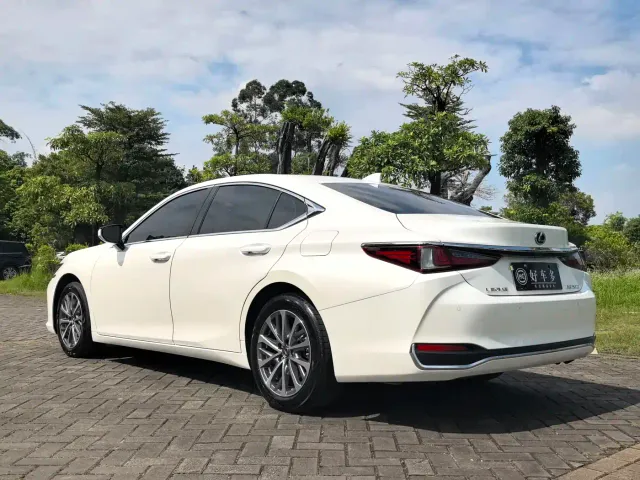 Lexus ES — Фото автомобиля 8