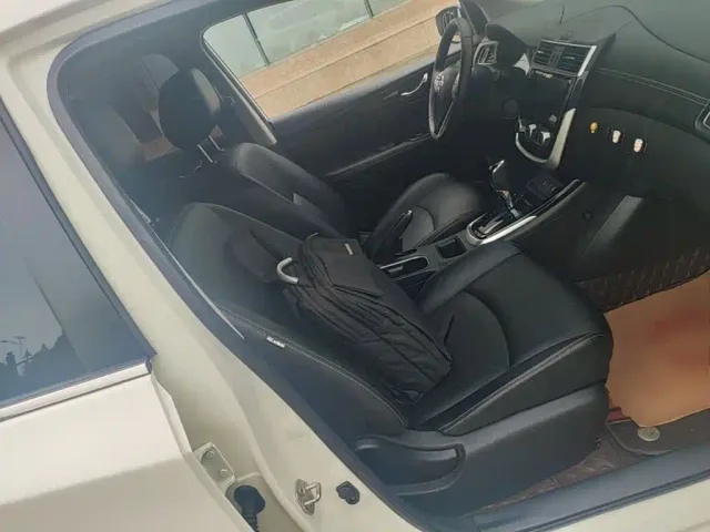 Nissan Tiida — Фото автомобиля 24
