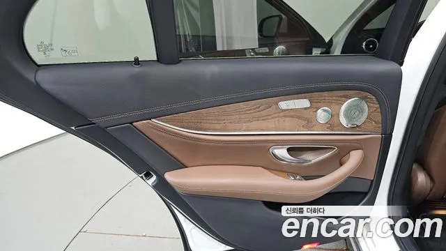 Mercedes-Benz E-Class — Фото автомобиля 25