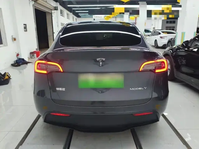 Tesla Model Y — Фото автомобиля 5