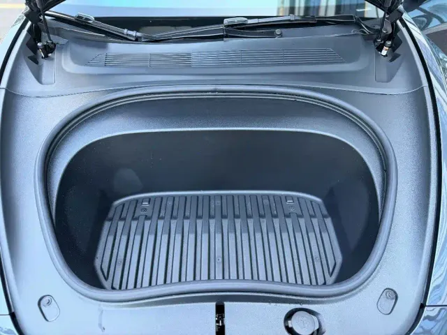 Tesla Model 3 — Фото автомобиля 12