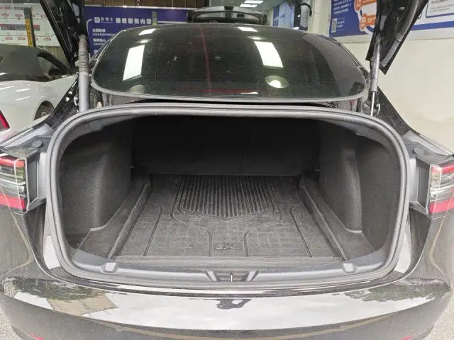 Tesla Model 3 — Фото автомобиля 9
