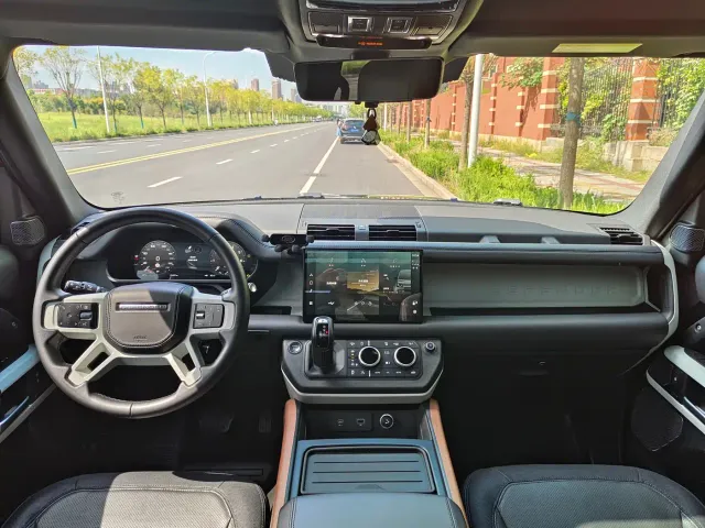 Land Rover Defender — Фото автомобиля 22
