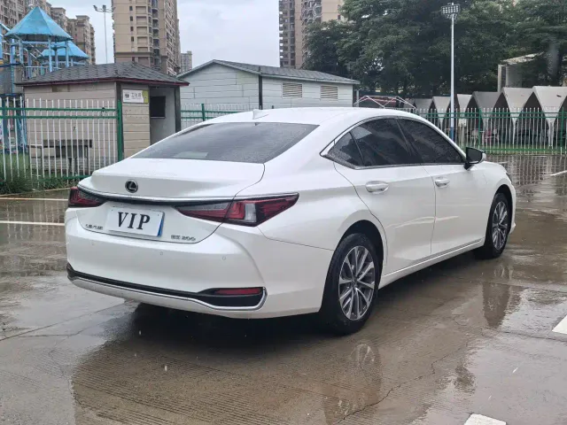 Lexus ES — Фото автомобиля 7